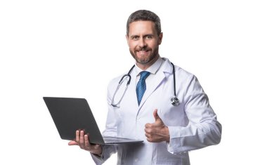 Neşeli doktor stüdyoda e-sağlık teklif ediyor. Doktor arka planda e-sağlık sunumu yapıyor. Bilgisayarlı bir doktor ve e-sağlık fotoğrafı. EHealth 'i destekleyen doktor beyazda izole edildi.