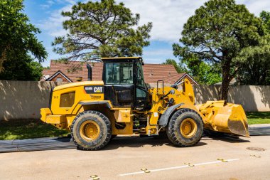 Dallas, ABD - 24 Nisan 2023: Cat 938M Küçük Tekerlek Yükleyici Tırtıl yolda, yan görüş.