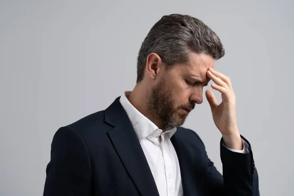 ビジネスマンはストレスを感じている ストレスの多いビジネスマン 熟練した経営者 過労な男は片頭痛の頭痛を感じている ストレスを受けた疲れた頭痛の男性 ストレスと頭痛 オフィスストレス — ストック写真