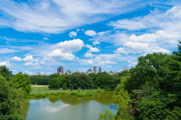 Şehir parkındaki Jacqueline Kennedy Onassis Reservoir 'ın güzel manzarası. Central Park 'tan Manhattan' ın manzarası. New York ve Manhattan. New York 'un Central Park' ı. Kültürel ve eğlence merkezi..