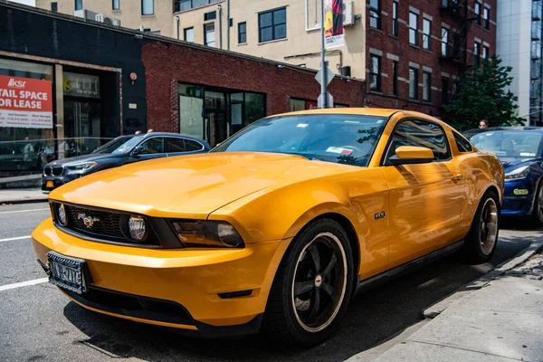 New York City Usa August 2023 2011 Ford Mustang Yellow — Stock Photo, Image