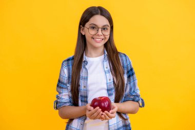 Sağlıklı elma meyvesi. Genç kızlar için doğal vitamin. Elmalı ergen çocuk. Sağlıklı yemek. Elma yiyen genç kız. Kız vitaminle kahvaltı yapıyor. Diyet ve vejetaryen. Meyve ısırma konsepti. elmalı.