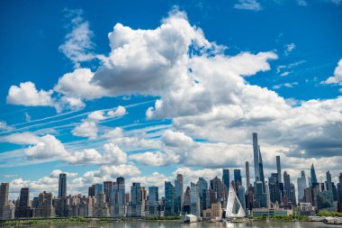 New York City, ABD - 05 Mayıs 2023: Manhattan şehri bir kültür ve yenilik birleşimidir..