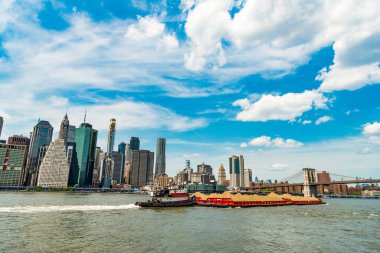 Metropolis City 'deki mimari bina. Manhattan 'ın gökdelen silueti. New York şehir mimarisi. Manhattan 'ın perspektif şehri gökdelencisi. Şehir merkezindeki modern gökdelen. yük mavnası.