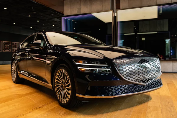 ニューヨーク アメリカ 2023 ジェネシスG80ブラックヒュンダイ電気自動車フロントとドライバーサイドビュー展示ホールに駐車 — ストック写真