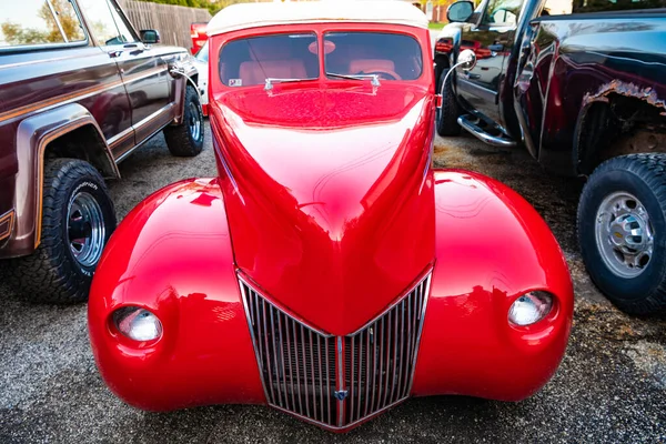 シカゴシティ アメリカ 2023 1940 Luxe Ford ソープ赤い車のフロントビュー 展覧会場で — ストック写真