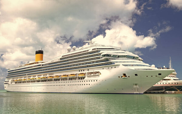 отдых на круизных кораблях. отпуск на круизных лайнерах летом. круизные лайнеры и путешествия. фото отдыха круизных судов в море.