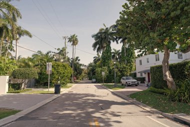 Miami, Florida ABD - 15 Nisan 2021: stree ya da karayolu.