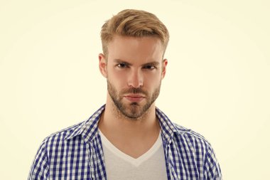 Beyazların üzerinde izole edilmiş genç bir adamın portresi. Arka plandaki genç adam. Stüdyodaki genç adam. Kareli gömlek giyen genç adamın fotoğrafı..