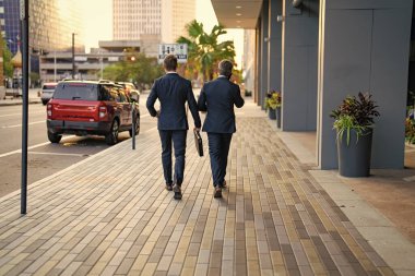 İş arkadaşlarıyla dolu uzun bir yürüyüş. İş arkadaşları dışarıda çalışıyor. Sokaktaki iş arkadaşlarıyla. İş arkadaşlarının takım elbise giydiği bir fotoğraf..