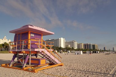 Yazın Miami sahilinde fotokopi çekilen cankurtaran. Miami plaj tatilinde cankurtaran. Miami sahilindeki cankurtaranın fotoğrafı. Miami sahilinde cankurtaran..