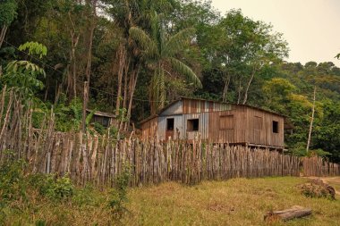 Köyde ıssız bir ev. Issız bir haremağası. Issız bir ev. Issız ev binasının fotoğrafı..