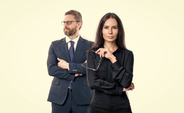 İş arkadaşı gibi giyinmiş birkaç iş arkadaşı. Meslektaşlarının fotoğrafı. İş arkadaşları beyaz arka planda izole edilmiş. Stüdyoda iş arkadaşları.