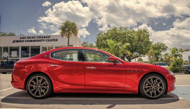 Miami, Florida ABD - 25 Mart 2023: kırmızı 2016 Maserati Ghibli S Q4 park halindeki araç, yan görüş.
