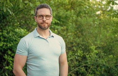 Gözlüklü adamın fotoğrafı, uzay afişini kopyala. Gözlüklü adam. Gözlüklü adam dışarı bak. Gözlüklü adam, gözlüklü adam..