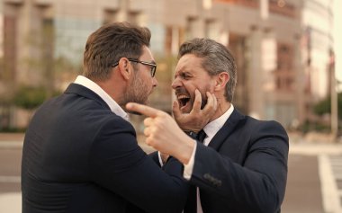 İki iş adamı arasında iş anlaşmazlığı var ve dışarıda birbirlerini suçluyorlar. Savaşan iş adamlarının iş anlaşmazlıkları vardır. İş adamlarının fotoğraflarında iş anlaşmazlığı var. İş adamlarında iş anlaşmazlığı var.