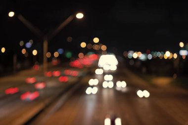 Gece yolu işlevini yitirmiş sokak arkaplanı. Odaklanamayan gece yolu. Odaklanamadığı gece yolunun fotoğrafı. Odaklanamayan gece yolu ve sokak.