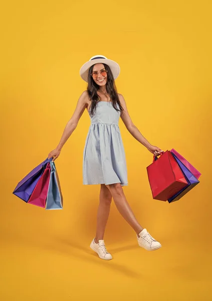 Foto Einer Glücklichen Sommerfrau Shopping Verkauf Isoliert Auf Gelb — Stockfoto