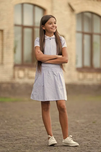 Καλοκαιρινό Στυλ Χαρούμενης Έφηβης Κοπέλας Καλοκαιρινό Στυλ Του Κοριτσιού Εξωτερική — Φωτογραφία Αρχείου