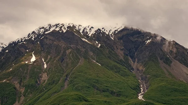 緑の山の目的地の写真 山の目的地に 雪山の目的地に 山の目的地の風景 — ストック写真