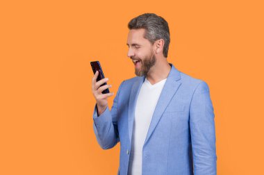 Şaşırmış iş adamlarının telefon konuşmaları var. İletişim konsepti. İş adamı telefonda sarıda izole bir şekilde konuşur. İş adamı stüdyoda telefonda konuşuyor. İş adamı telefonda konuşuyor..