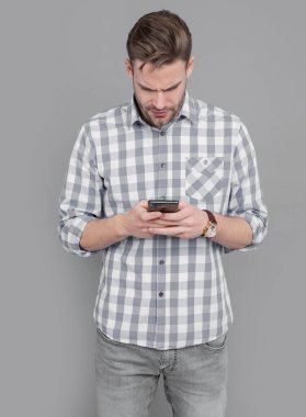 Cep telefonu stüdyosundan mesaj gönderen adam Grey, SMS 'den izole edilmiş. Mobil iletişim. Mobil kullanıcı.