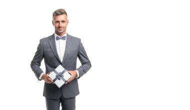 Mavi papyon takımlı neşeli adam hediye kutusunu fotokopi alanı olan beyaz kutuya koy..
