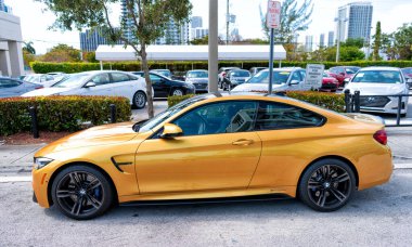 Miami Beach, Florida USA - 15 Nisan 2021: Sarı bmw m4, yan görüş. Lüks spor araba..