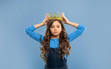 Taç giymiş bencil bir çocuk. Kendine güvenen kraliçe. Kendini beğenmişlik taslıyor. Tacın içindeki kibirli prenses. Kıvırcık saçlı gururlu çocuk. Bencil genç kız diyabet giyiyor. Kibir ve bencillik. Zafer portresi.