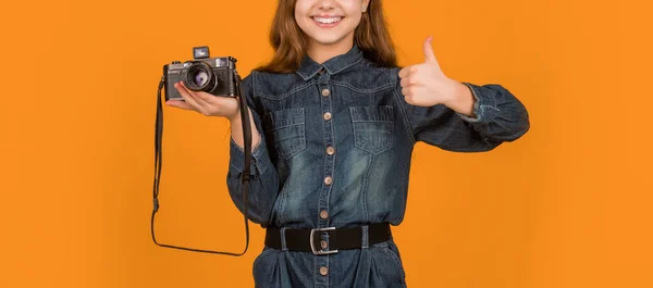 Feliz Adolescente Fotógrafo Vista Cosecha Dando Pulgar Hacia Arriba Aprobación —  Fotos de Stock