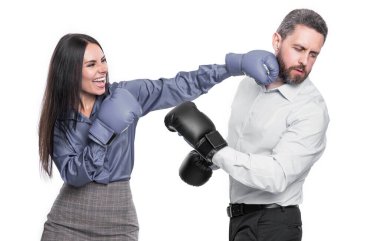 İş adamlarının boks eldivenli muhalifleri. İşletme nakavtı. İş adamlarının muhalefeti beyazı izole etti. İş dünyasının rakibini nakavt etmek. Stüdyodaki iş adamları. iş nakavtı