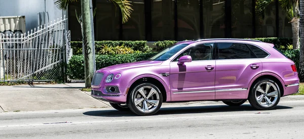 Miami Beach Florida Usa April 2021 Pink Bentley Bentayga 2015 — Zdjęcie stockowe