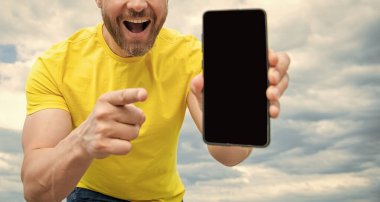 Akıllı telefon ekranını fotokopi aletiyle sunan adamın kırpılmış görüntüsü. işaret parmağı.