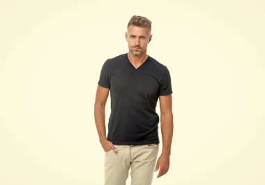 Yetişkin, kır saçlı adam tarzı. Boz adamın stüdyo çekimi. Beyaz arka planda izole edilmiş olgun, kır saçlı bir adam. Gri tişörtlü, kır saçlı adam..