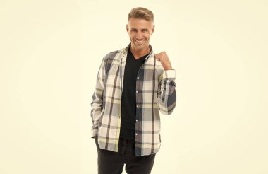 Beyaz arka planda sakallı, olgun, tıraşsız adam diye bağırıyordu. Kareli gömlekli, kır saçlı adam. Tıraşsız adam gündelik tarzda. Grimli adamın stüdyo çekimi..