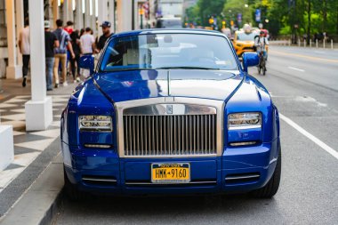 New York City, ABD - 7 Temmuz 2023: 2008 Rolls-Royce Phantom Drophead Coupe mavi renkli araba.
