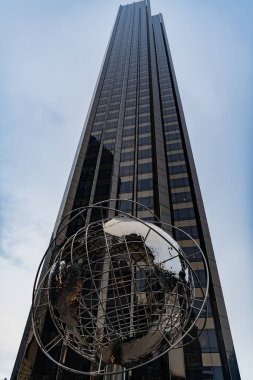 New York City, ABD - 4 Ağustos 2023: Trump International Hotel ve Tower ile Columbus Circle 'da Globe Heykel.