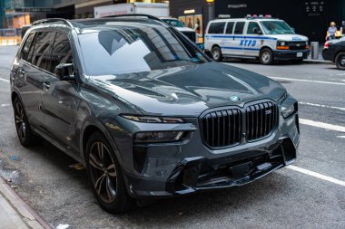 New York City, ABD - 9 Temmuz 2023: BMW X7 lüks araba ön yolcu tarafında park edilmiş.
