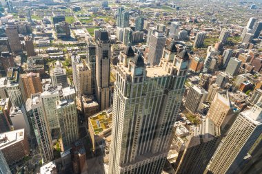 Gökdelen hava görüntüsü. Şehir manzarası silüeti. Metropolis 'teki mimari bina. Chicago şehrinin gökdelen mimarisi. Metropolitan şehir manzarası. Şehir merkezindeki hava manzarası. Tipik Amerika.