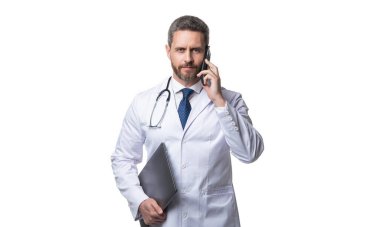 Stüdyoda doktor var. Doktor arka planda. Hekimin görüntüsü çevrimiçi telefonda. Çevrimiçi doktor beyaz üzerinde izole.