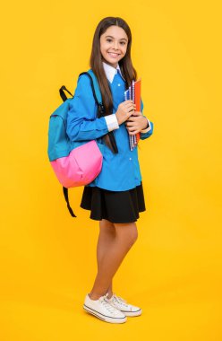 Okulda ders çalış. Okula dönüyorum. Bilgi ve eğitim. Üniversiteli kız. Genç kız yüksek eğitim alıyor. Okulda eğitim. Ergen kız çalışma kitabını tutuyor. Okulda çalışmaya hazır mısın?.