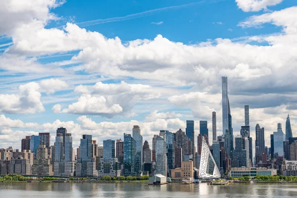 美国纽约市 2023年5月5日 曼哈顿以其标志性的城市景观和高耸的摩天大楼 — 图库照片