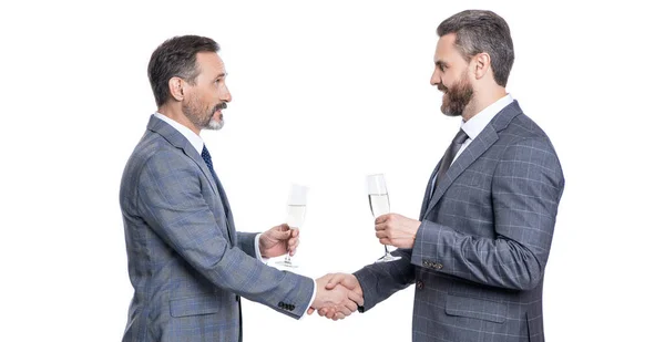 Juhlitaan Liikesopimusta Kaksi Liikemiestä Kättelee Samppanjaa Sopimuksen Jälkeen Onnistunut Sopimus — kuvapankkivalokuva