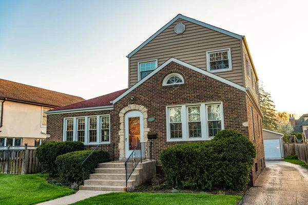 Banliyö ev mimarisi. Modern yazlık ev. Mimarlık konsepti. Mahalledeki bir mülk. Emlak ve emlak sigortası. mülkiyet ve mimarlık. konut. kira evi.