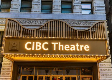 Chicago, ABD - 28 Nisan 2023: Sahne sanatları CIBC tiyatro ışığı ön cephesi