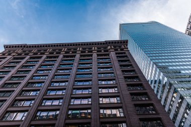 Şehir merkezinde gökdelenli bir şehir. Metropolis mimarisi. Gökdelen mimarisi. Camsı yüzlü bir gökdelen. Metropolis City 'deki modern bina. Metropolis Amerikan şehrindeki gökdelen..