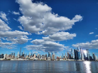 Manhattan silueti. New York şehri. New York 'un gökdelen binası. Kentsel mimari. Manhattan şehir merkezi ve metropol şehri. Büyük şehir manzarası. New York şehir merkezi. Iconic Manhattan binası.