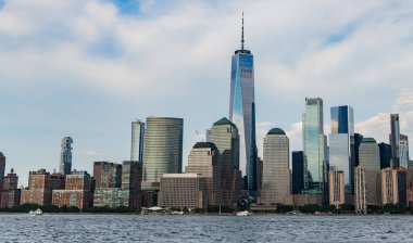 Manhattan silueti. New York şehri. New York 'un gökdelen binası. Kentsel mimari. Manhattan ve Hudson River şehir merkezinde. Metropolitan şehri. Büyük şehir manzarası. New York şehir merkezi. NYC silüeti.