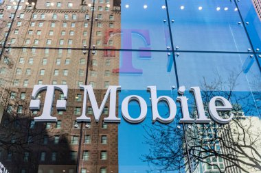 Chicago, ABD - 27 Nisan 2023: Cam bir pencerede Telekomuunikasyon T Mobil Şirketi logosu.