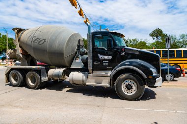 Dallas, ABD - 24 Nisan 2023: Tiseo Paving şirketi Kenworth beton mikser kamyonu, yan görüş.